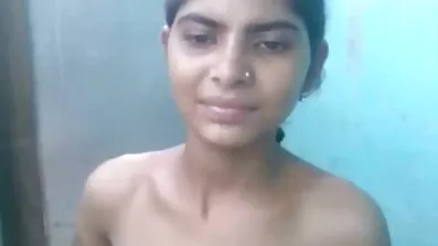 একটি যুবতী সৎ দেশি এক্স ভিডিও কন্যা নিজেই একটি লম্পট সৎ বাবার সামনে তার পা ছড়িয়ে দেয়