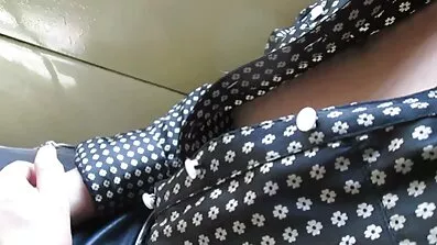 দীর্ঘ কেশিক প্রেমিকা তার বান্ধবীর বাংলাদেশি নেকেড পাছা লুব্রিকেট করে এবং তার আঙ্গুল দিয়ে বিন্দু প্রসারিত