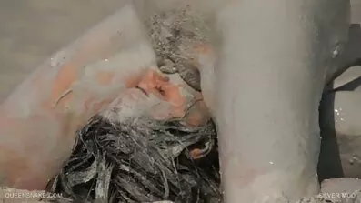 একটি বাংলাদেশি xnx কোঁকড়ানো কেশিক মুলাট্টো একটি বাঙ্ক বিছানায় তার ভগাঙ্কুরে হস্তমৈথুন করে এবং হোস্টেলের প্রতিবেশীর সাথে সেক্স করতে রাজি হয়।