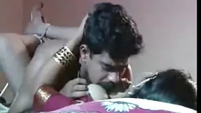 ফেমকা তার স্বামীর মুখকে যোনিপথের বাংলাদেশি xnxx আসন হিসেবে ব্যবহার করে এবং তার মুখে বাঁড়া দেয়।