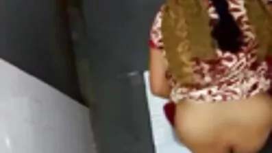 সেক্স থেরাপিস্ট দেশী বাংলা সেক্স দক্ষ হাতের নড়াচড়া দিয়ে রোগীকে শেষ করে দেন।